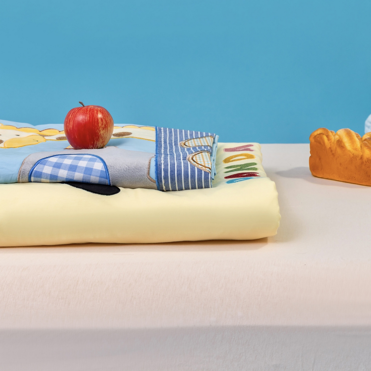 91家纺网 家纺一手货源 找家纺 喜多兔儿童家纺 2025新款小梦幻纯棉针织棉紧密纺绣花幼儿园被子三件套 组合图仅供展示