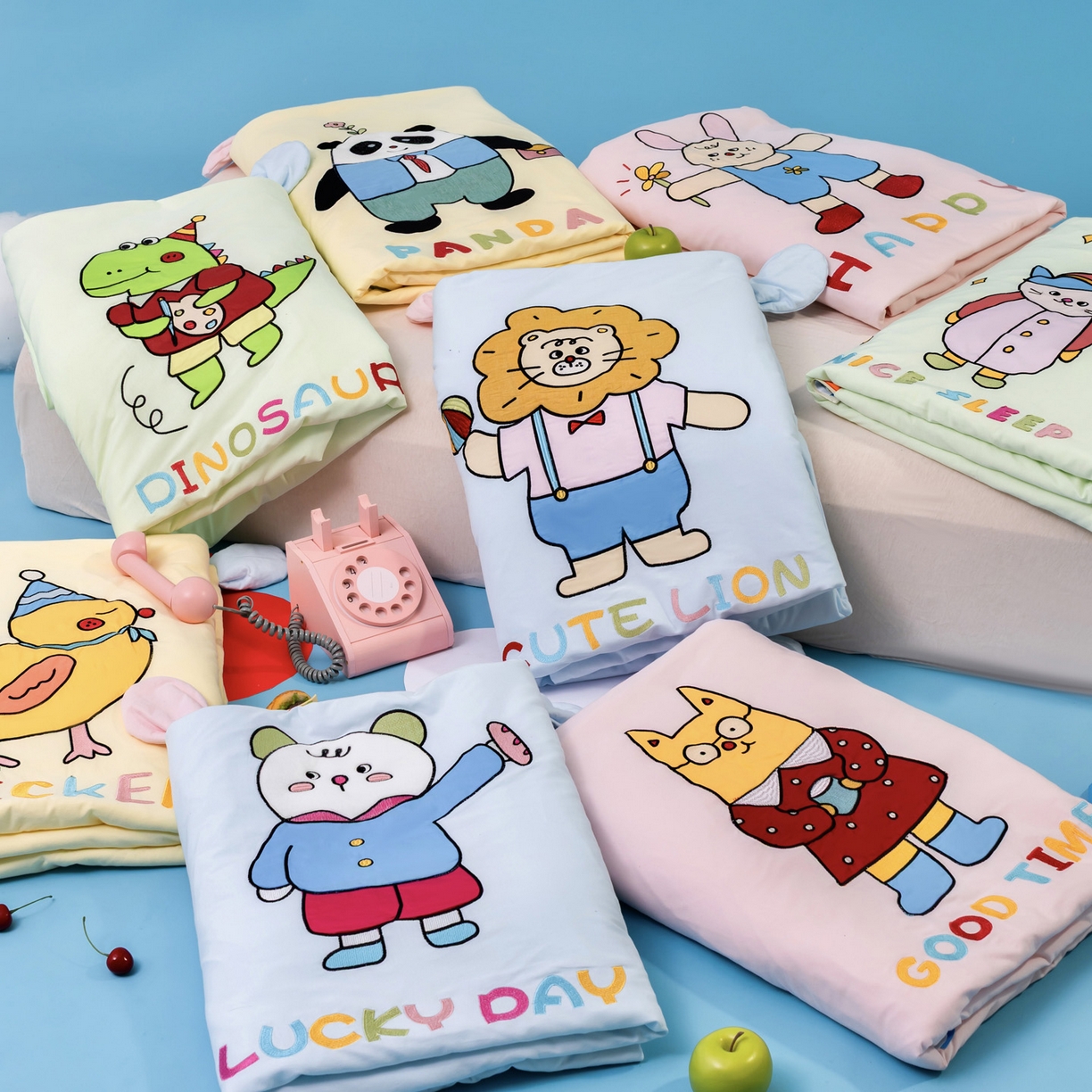 91家纺网 家纺一手货源 找家纺 喜多兔儿童家纺 2025新款小梦幻纯棉针织棉紧密纺绣花幼儿园被子三件套 组合图仅供展示