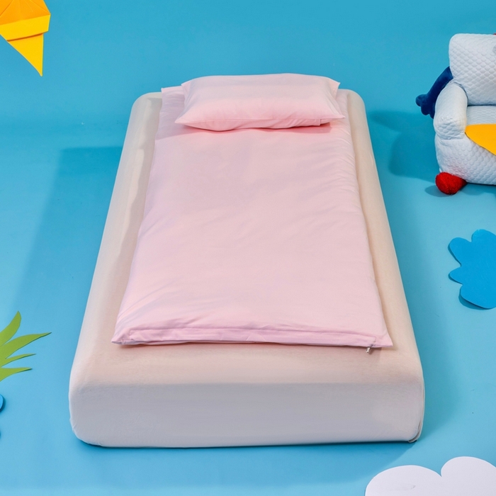 91家纺网 家纺一手货源 找家纺 喜多兔儿童家纺 2025新款小梦幻纯棉针织棉紧密纺绣花幼儿园被子三件套 粉色梦幻小狗狗