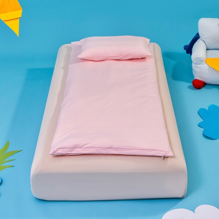 91家纺网 家纺一手货源 找家纺 喜多兔儿童家纺 2025新款小梦幻纯棉针织棉紧密纺绣花幼儿园被子三件套 粉色梦幻小狗狗