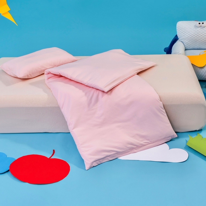 91家纺网 家纺一手货源 找家纺 喜多兔儿童家纺 2025新款小梦幻纯棉针织棉紧密纺绣花幼儿园被子三件套 粉色梦幻小狗狗