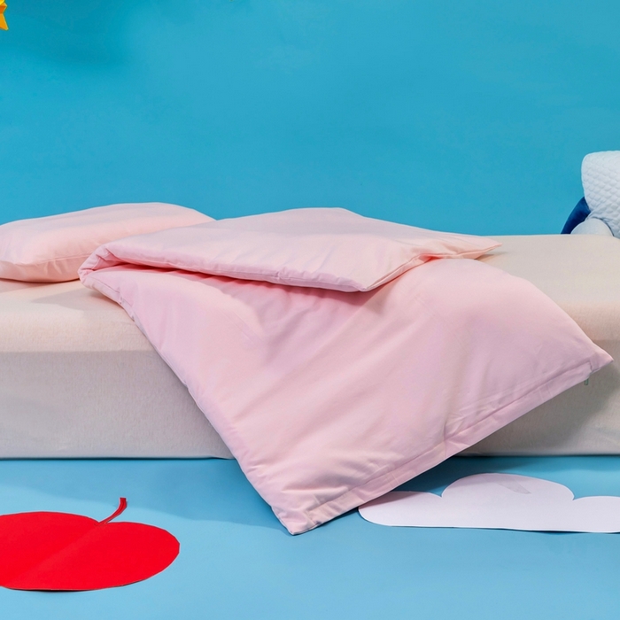 91家纺网 家纺一手货源 找家纺 喜多兔儿童家纺 2025新款小梦幻纯棉针织棉紧密纺绣花幼儿园被子三件套 粉色梦幻小狗狗