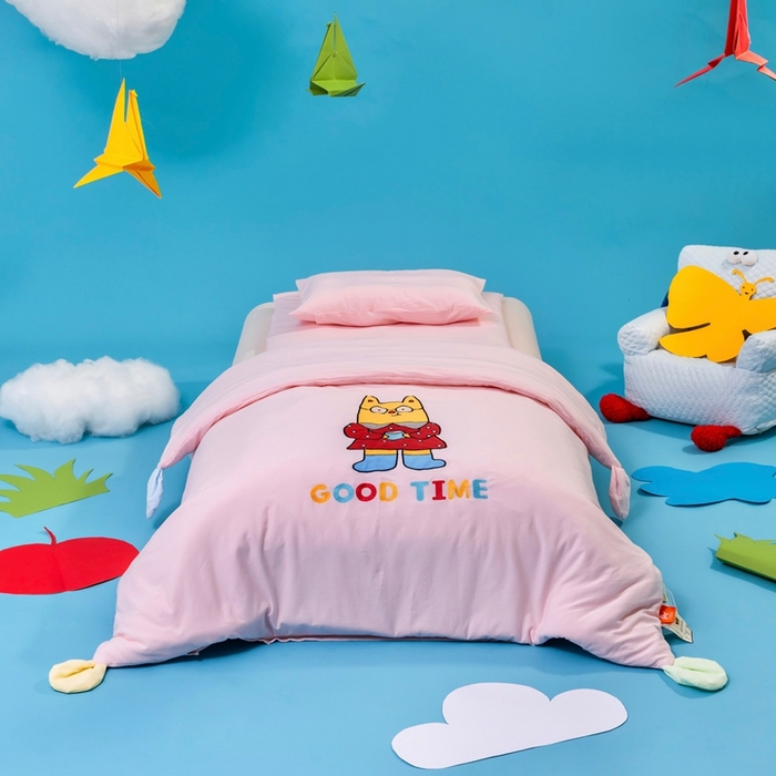 91家纺网 家纺一手货源 找家纺 喜多兔儿童家纺 2025新款小梦幻纯棉针织棉紧密纺绣花幼儿园被子三件套 粉色梦幻小狗狗