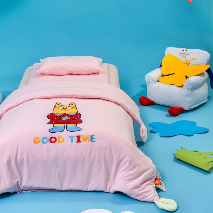 91家纺网 家纺一手货源 找家纺 喜多兔儿童家纺 2025新款小梦幻纯棉针织棉紧密纺绣花幼儿园被子三件套 粉色梦幻小狗狗