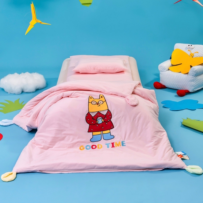 91家纺网 家纺一手货源 找家纺 喜多兔儿童家纺 2025新款小梦幻纯棉针织棉紧密纺绣花幼儿园被子三件套 粉色梦幻小狗狗