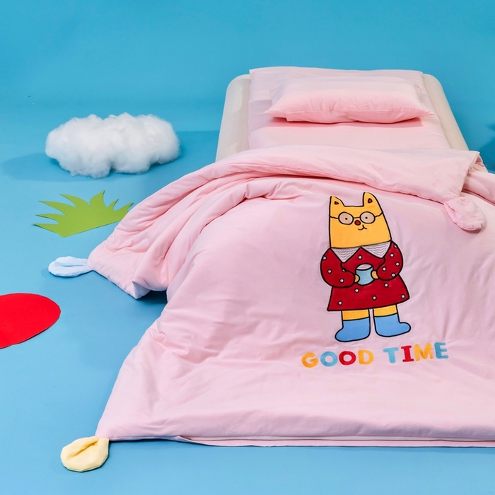 91家纺网 家纺一手货源 找家纺 喜多兔儿童家纺 2025新款小梦幻纯棉针织棉紧密纺绣花幼儿园被子三件套 粉色梦幻小狗狗