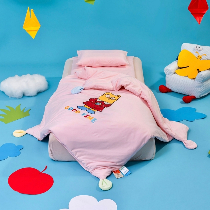 91家纺网 家纺一手货源 找家纺 喜多兔儿童家纺 2025新款小梦幻纯棉针织棉紧密纺绣花幼儿园被子三件套 粉色梦幻小狗狗