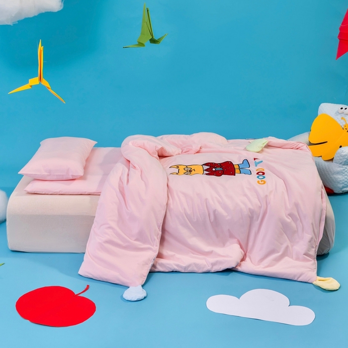 91家纺网 家纺一手货源 找家纺 喜多兔儿童家纺 2025新款小梦幻纯棉针织棉紧密纺绣花幼儿园被子三件套 粉色梦幻小狗狗