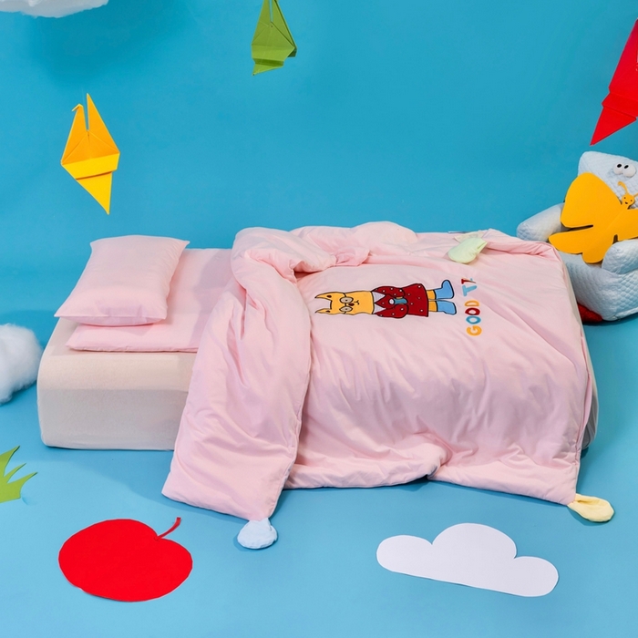 91家纺网 家纺一手货源 找家纺 喜多兔儿童家纺 2025新款小梦幻纯棉针织棉紧密纺绣花幼儿园被子三件套 粉色梦幻小狗狗