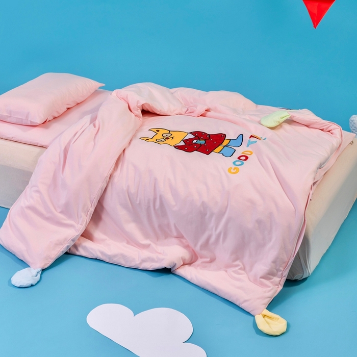 91家纺网 家纺一手货源 找家纺 喜多兔儿童家纺 2025新款小梦幻纯棉针织棉紧密纺绣花幼儿园被子三件套 粉色梦幻小狗狗