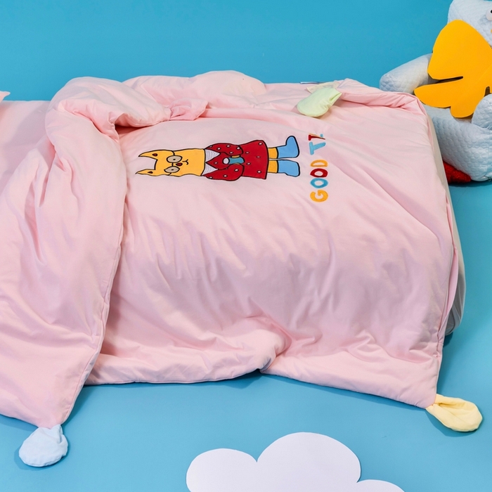 91家纺网 家纺一手货源 找家纺 喜多兔儿童家纺 2025新款小梦幻纯棉针织棉紧密纺绣花幼儿园被子三件套 粉色梦幻小狗狗