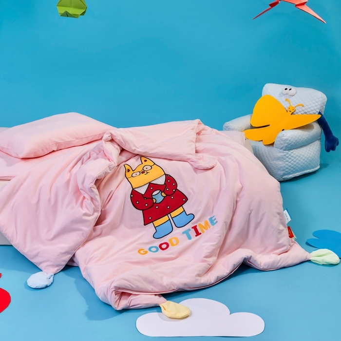 91家纺网 家纺一手货源 找家纺 喜多兔儿童家纺 2025新款小梦幻纯棉针织棉紧密纺绣花幼儿园被子三件套 粉色梦幻小狗狗