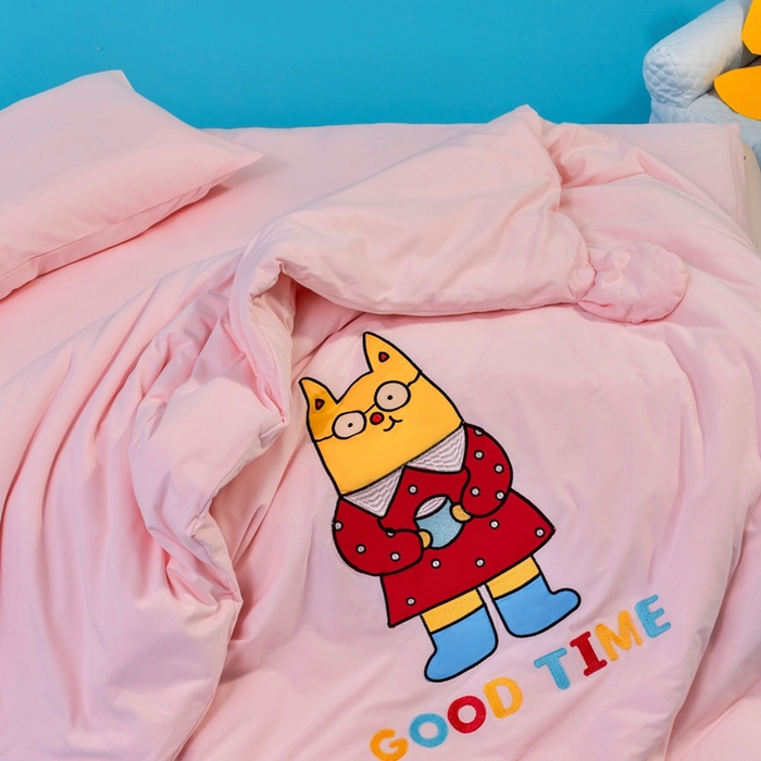 91家纺网 家纺一手货源 找家纺 喜多兔儿童家纺 2025新款小梦幻纯棉针织棉紧密纺绣花幼儿园被子三件套 粉色梦幻小狗狗