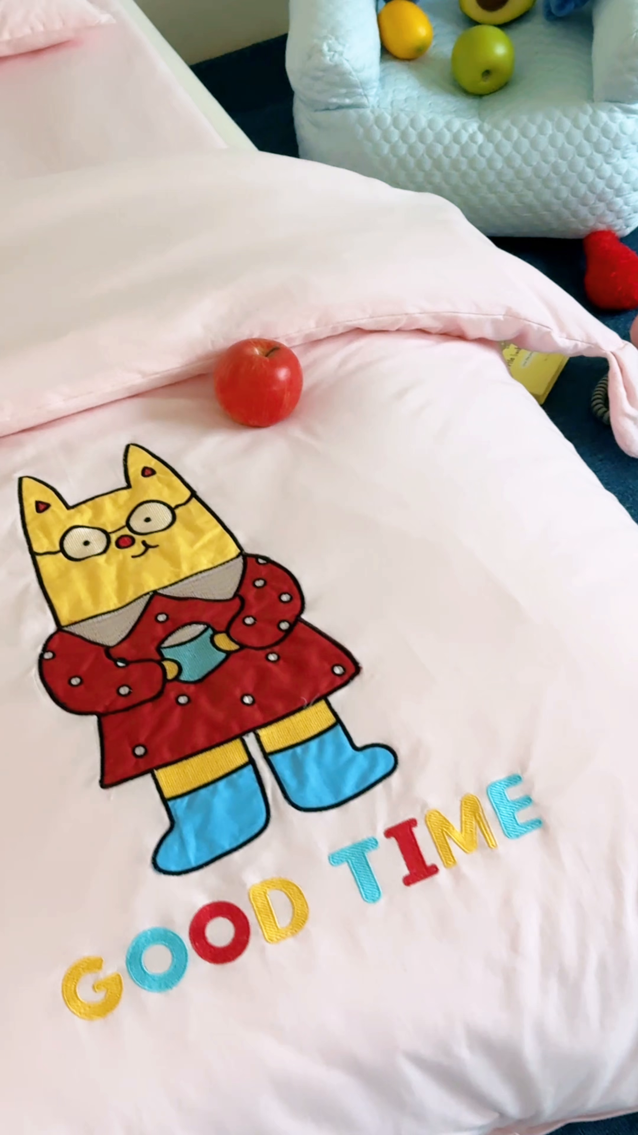 91家纺网 家纺一手货源 找家纺 喜多兔儿童家纺 2025新款小梦幻纯棉针织棉紧密纺绣花幼儿园被子三件套 粉色梦幻小狗狗