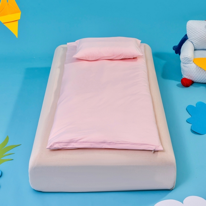 91家纺网 家纺一手货源 找家纺 喜多兔儿童家纺 2025新款小梦幻纯棉针织棉紧密纺绣花幼儿园被子三件套 粉色梦幻小兔