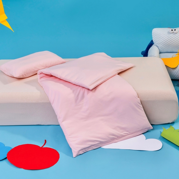 91家纺网 家纺一手货源 找家纺 喜多兔儿童家纺 2025新款小梦幻纯棉针织棉紧密纺绣花幼儿园被子三件套 粉色梦幻小兔