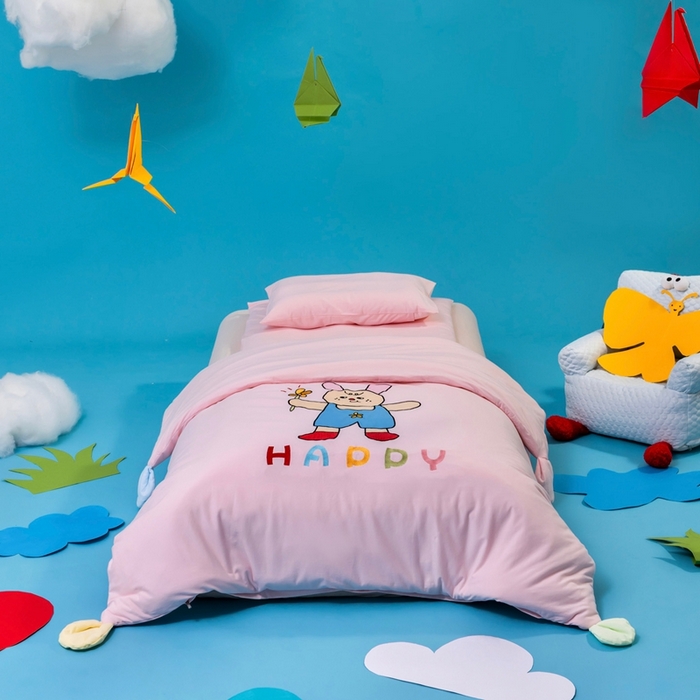 91家纺网 家纺一手货源 找家纺 喜多兔儿童家纺 2025新款小梦幻纯棉针织棉紧密纺绣花幼儿园被子三件套 粉色梦幻小兔