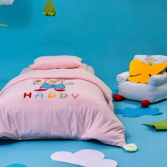 91家纺网 家纺一手货源 找家纺 喜多兔儿童家纺 2025新款小梦幻纯棉针织棉紧密纺绣花幼儿园被子三件套 粉色梦幻小兔