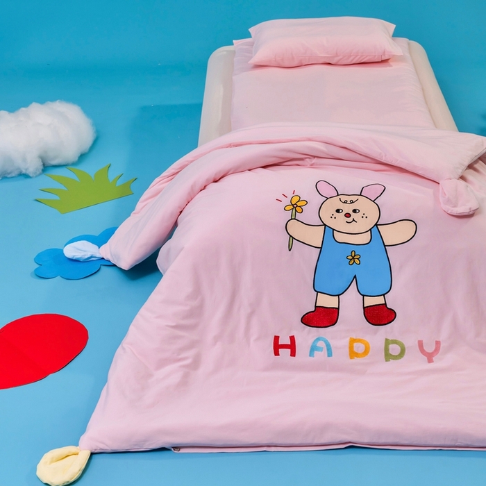 91家纺网 家纺一手货源 找家纺 喜多兔儿童家纺 2025新款小梦幻纯棉针织棉紧密纺绣花幼儿园被子三件套 粉色梦幻小兔