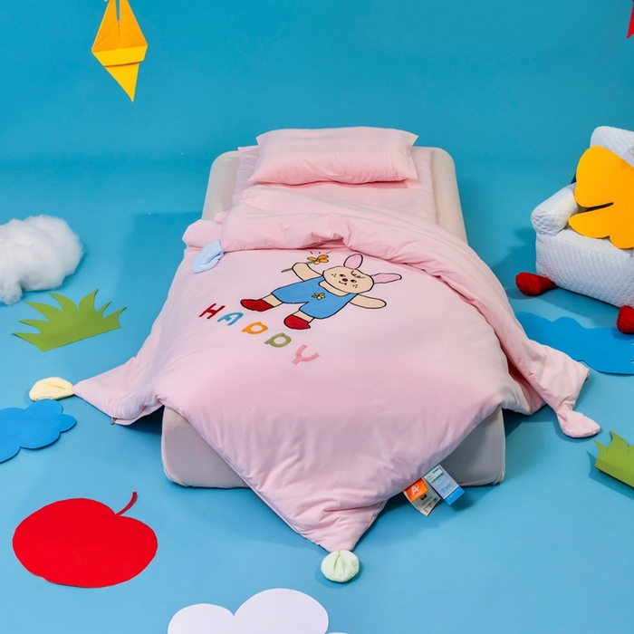 91家纺网 家纺一手货源 找家纺 喜多兔儿童家纺 2025新款小梦幻纯棉针织棉紧密纺绣花幼儿园被子三件套 粉色梦幻小兔