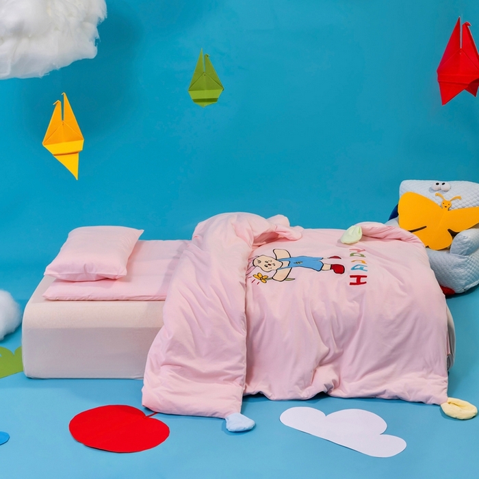 91家纺网 家纺一手货源 找家纺 喜多兔儿童家纺 2025新款小梦幻纯棉针织棉紧密纺绣花幼儿园被子三件套 粉色梦幻小兔