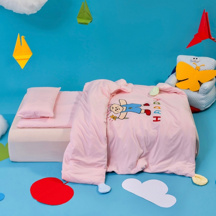 91家纺网 家纺一手货源 找家纺 喜多兔儿童家纺 2025新款小梦幻纯棉针织棉紧密纺绣花幼儿园被子三件套 粉色梦幻小兔