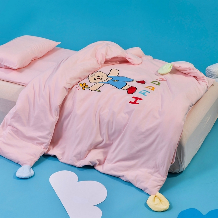 91家纺网 家纺一手货源 找家纺 喜多兔儿童家纺 2025新款小梦幻纯棉针织棉紧密纺绣花幼儿园被子三件套 粉色梦幻小兔