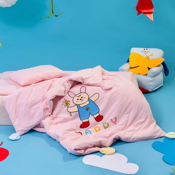 91家纺网 家纺一手货源 找家纺 喜多兔儿童家纺 2025新款小梦幻纯棉针织棉紧密纺绣花幼儿园被子三件套 粉色梦幻小兔