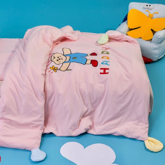 91家纺网 家纺一手货源 找家纺 喜多兔儿童家纺 2025新款小梦幻纯棉针织棉紧密纺绣花幼儿园被子三件套 粉色梦幻小兔