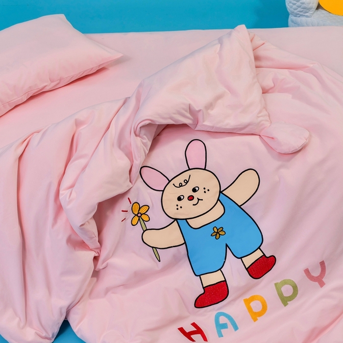 91家纺网 家纺一手货源 找家纺 喜多兔儿童家纺 2025新款小梦幻纯棉针织棉紧密纺绣花幼儿园被子三件套 粉色梦幻小兔