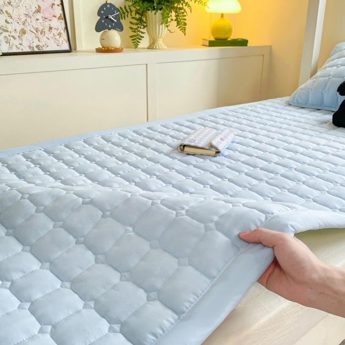 91家纺网 家纺一手货源 找家纺 麒东家纺 2025新款学生纯色水洗棉夹棉床垫 天蓝