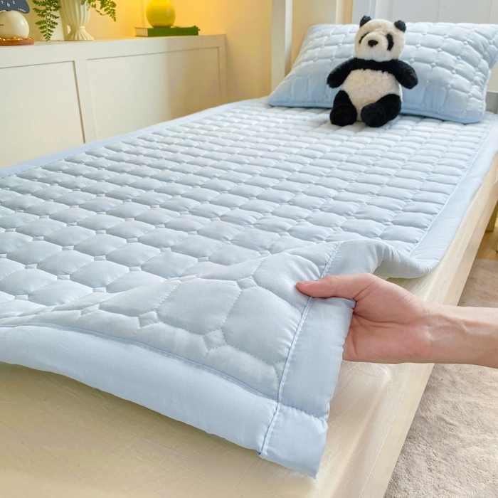91家纺网 家纺一手货源 找家纺 麒东家纺 2025新款学生纯色水洗棉夹棉床垫 天蓝