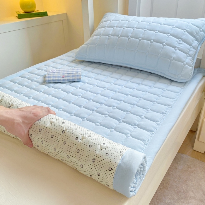 91家纺网 家纺一手货源 找家纺 麒东家纺 2025新款学生纯色水洗棉夹棉床垫 天蓝