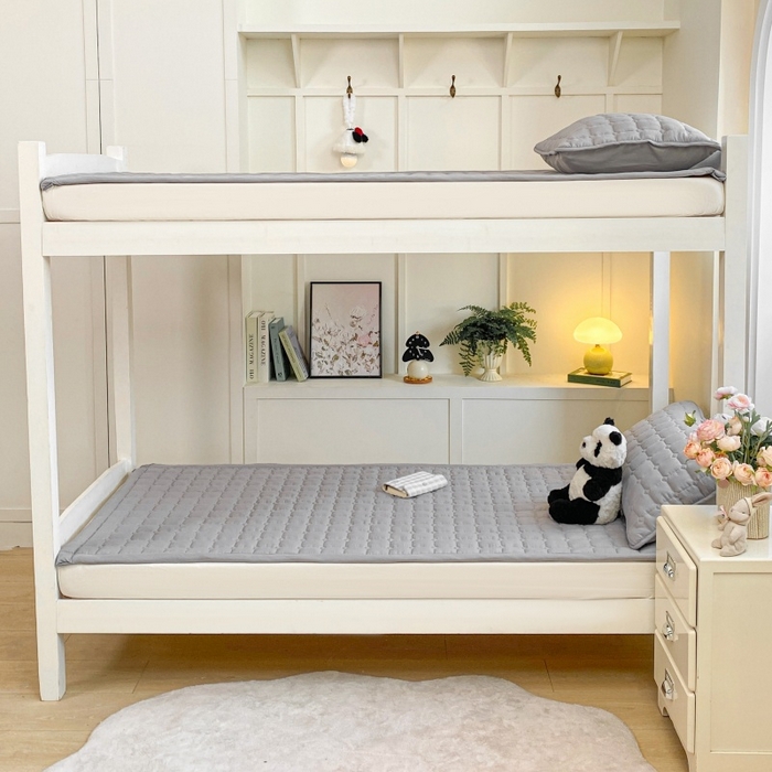 91家纺网 家纺一手货源 找家纺 麒东家纺 2025新款学生纯色水洗棉夹棉床垫 灰色