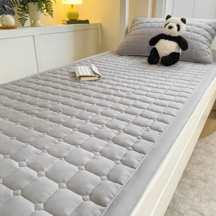 91家纺网 家纺一手货源 找家纺 麒东家纺 2025新款学生纯色水洗棉夹棉床垫 灰色