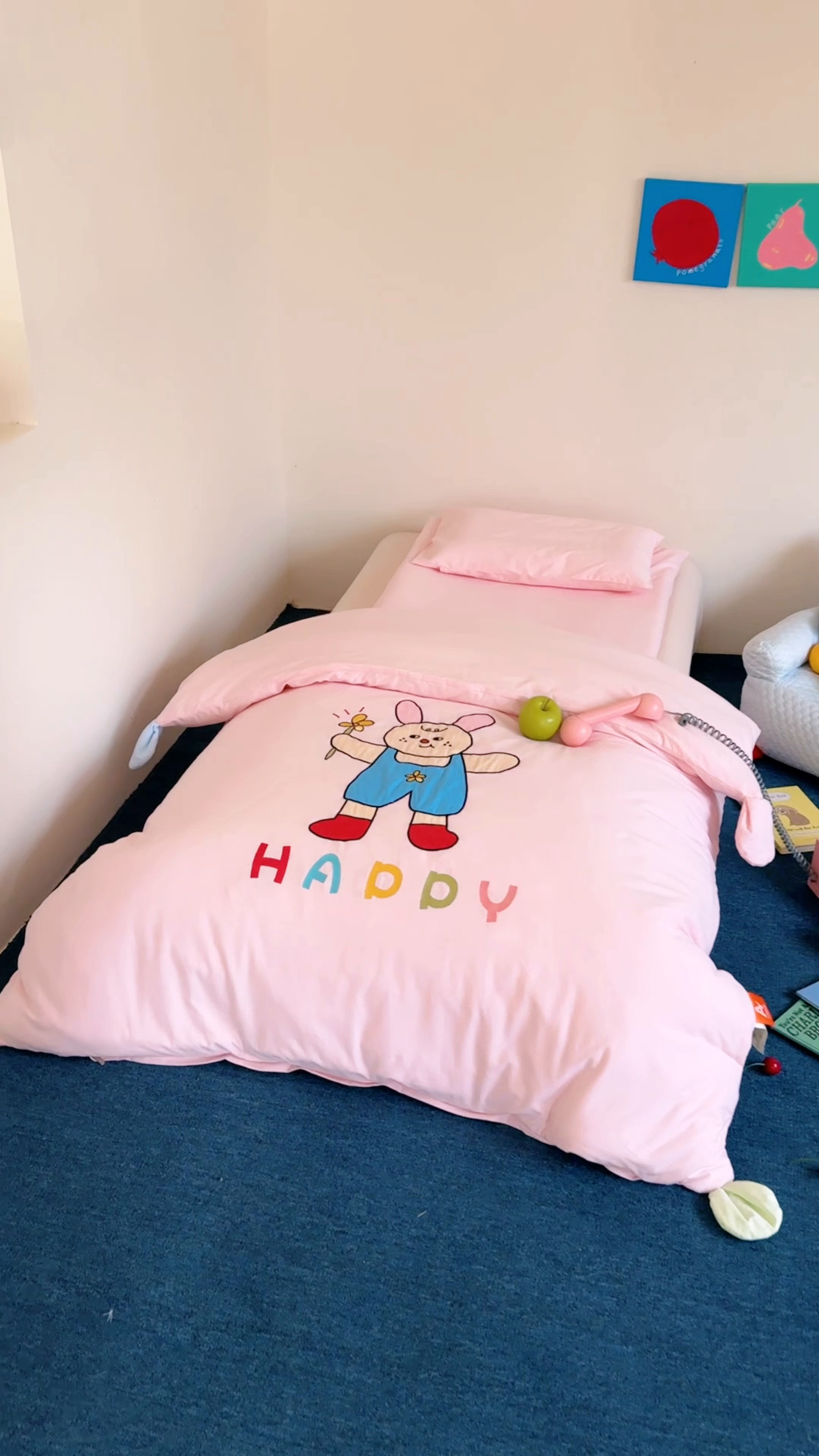 91家纺网 家纺一手货源 找家纺 喜多兔儿童家纺 2025新款小梦幻纯棉针织棉紧密纺绣花幼儿园被子三件套 粉色梦幻小兔