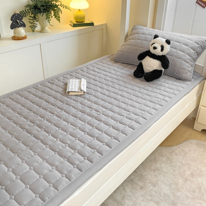 91家纺网 家纺一手货源 找家纺 麒东家纺 2025新款学生纯色水洗棉夹棉床垫 灰色