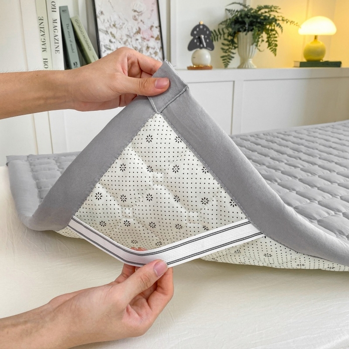 91家纺网 家纺一手货源 找家纺 麒东家纺 2025新款学生纯色水洗棉夹棉床垫 灰色