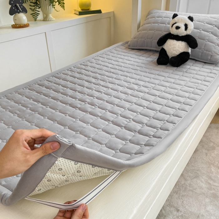 91家纺网 家纺一手货源 找家纺 麒东家纺 2025新款学生纯色水洗棉夹棉床垫 灰色