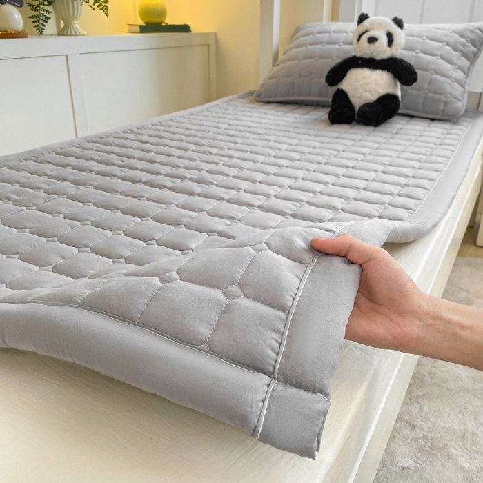 91家纺网 家纺一手货源 找家纺 麒东家纺 2025新款学生纯色水洗棉夹棉床垫 灰色