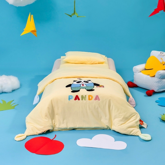 91家纺网 家纺一手货源 找家纺 喜多兔儿童家纺 2025新款小梦幻纯棉针织棉紧密纺绣花幼儿园被子三件套 黄色梦幻小熊猫