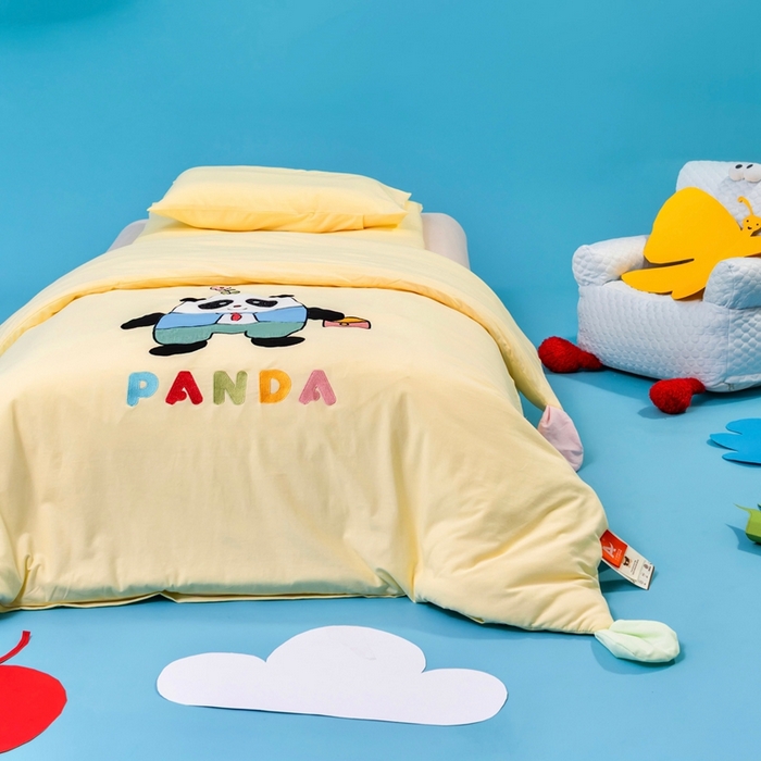 91家纺网 家纺一手货源 找家纺 喜多兔儿童家纺 2025新款小梦幻纯棉针织棉紧密纺绣花幼儿园被子三件套 黄色梦幻小熊猫