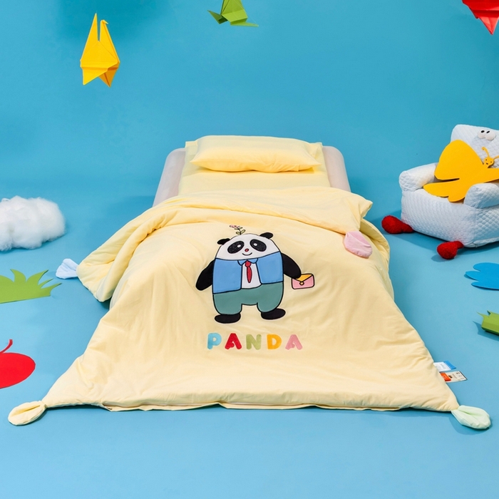 91家纺网 家纺一手货源 找家纺 喜多兔儿童家纺 2025新款小梦幻纯棉针织棉紧密纺绣花幼儿园被子三件套 黄色梦幻小熊猫