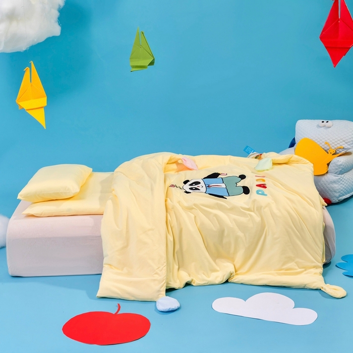 91家纺网 家纺一手货源 找家纺 喜多兔儿童家纺 2025新款小梦幻纯棉针织棉紧密纺绣花幼儿园被子三件套 黄色梦幻小熊猫