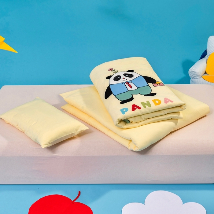 91家纺网 家纺一手货源 找家纺 喜多兔儿童家纺 2025新款小梦幻纯棉针织棉紧密纺绣花幼儿园被子三件套 黄色梦幻小熊猫