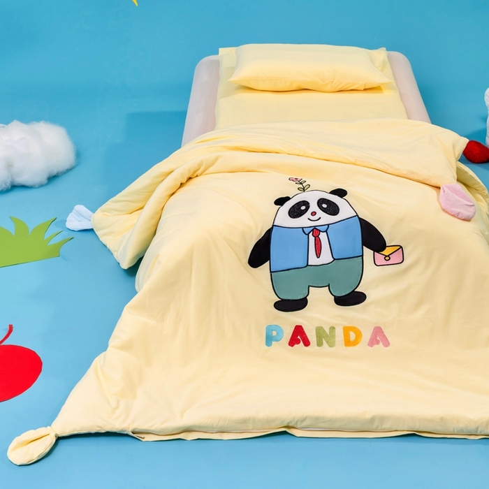 91家纺网 家纺一手货源 找家纺 喜多兔儿童家纺 2025新款小梦幻纯棉针织棉紧密纺绣花幼儿园被子三件套 黄色梦幻小熊猫