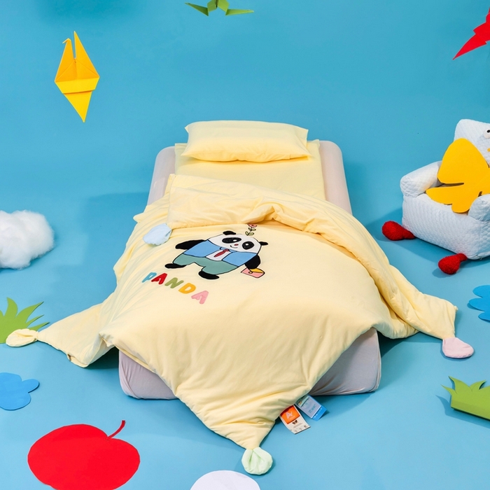 91家纺网 家纺一手货源 找家纺 喜多兔儿童家纺 2025新款小梦幻纯棉针织棉紧密纺绣花幼儿园被子三件套 黄色梦幻小熊猫