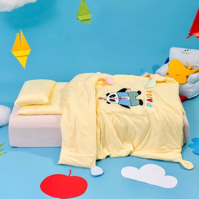 91家纺网 家纺一手货源 找家纺 喜多兔儿童家纺 2025新款小梦幻纯棉针织棉紧密纺绣花幼儿园被子三件套 黄色梦幻小熊猫