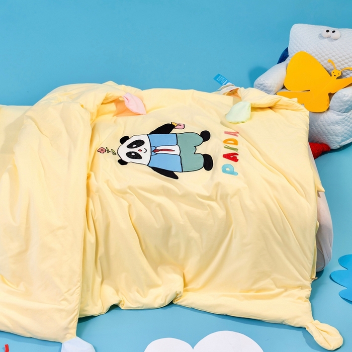 91家纺网 家纺一手货源 找家纺 喜多兔儿童家纺 2025新款小梦幻纯棉针织棉紧密纺绣花幼儿园被子三件套 黄色梦幻小熊猫