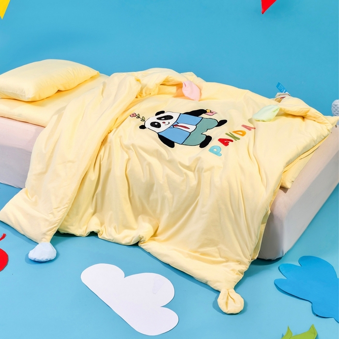 91家纺网 家纺一手货源 找家纺 喜多兔儿童家纺 2025新款小梦幻纯棉针织棉紧密纺绣花幼儿园被子三件套 黄色梦幻小熊猫